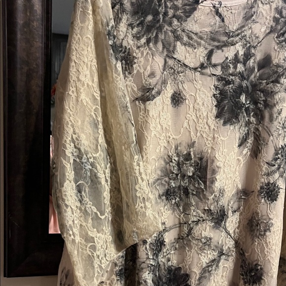 Brittany Black Floral Lace Tunic in Cream and Black - Picture 4 of 5